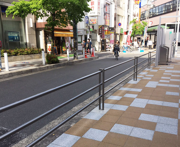 阪急高槻市駅北駅前広場【街路柵】