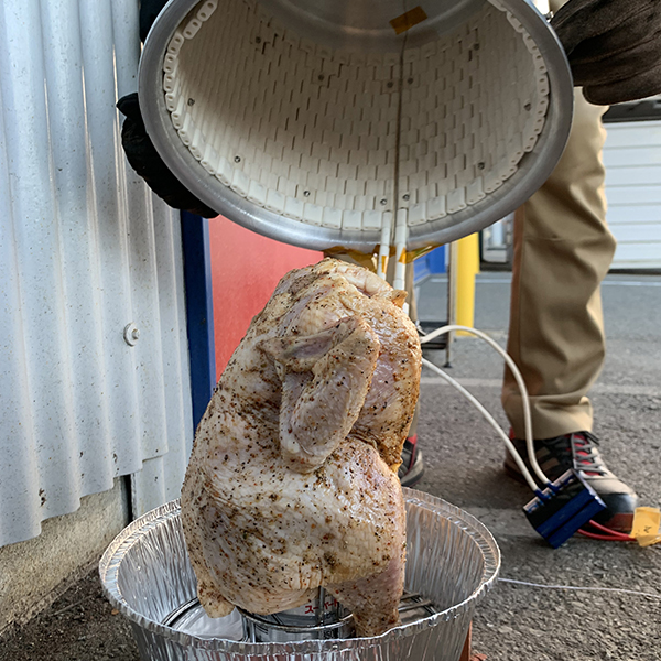 特性ロースターでビア缶チキン